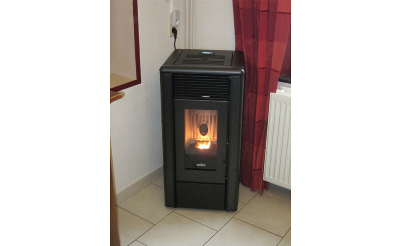 Lisa Plus noir 7,5 kW avec cheminée extérieure en inox (dpi)