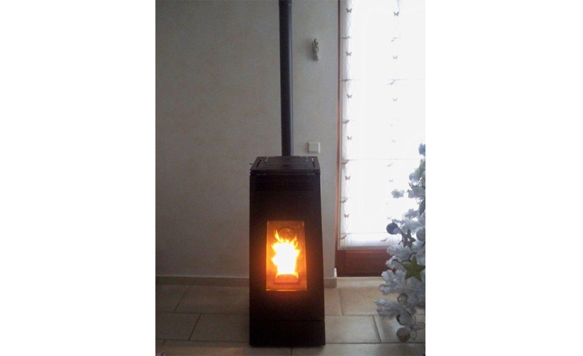 Linea noir 9 kW avec cheminée intérieure en Fero